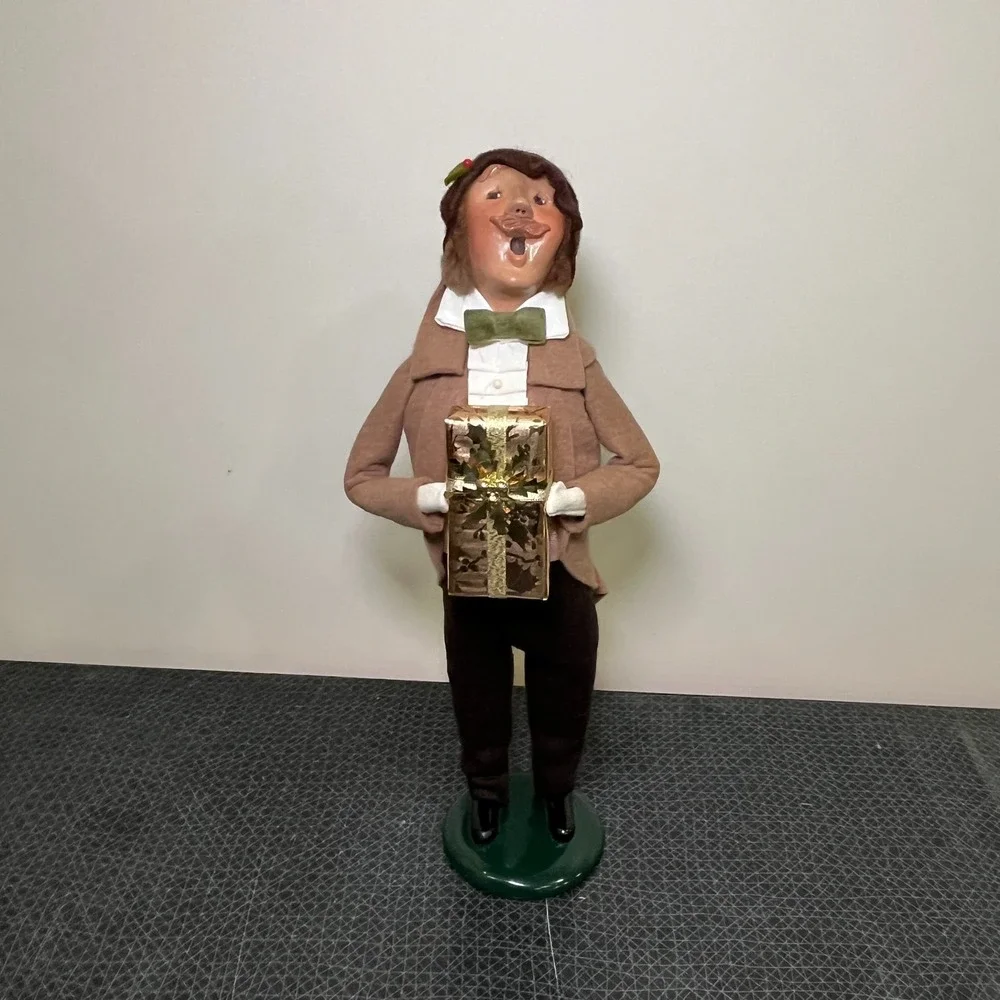 Vtg Byers Choice Caroler Man‎ with Gold Wrapped Present Gift, Green Bow Tie